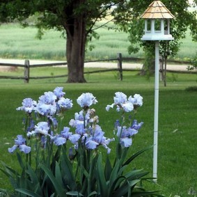 Садовый фонарик в виде декоративного домика