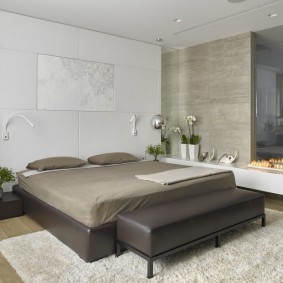 Широкая кровать в спальне современного стиля