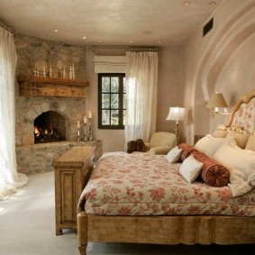 Деревянная кровать в спальне кантри стиля