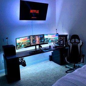 Стол геймера в комнате с крашенными стенами