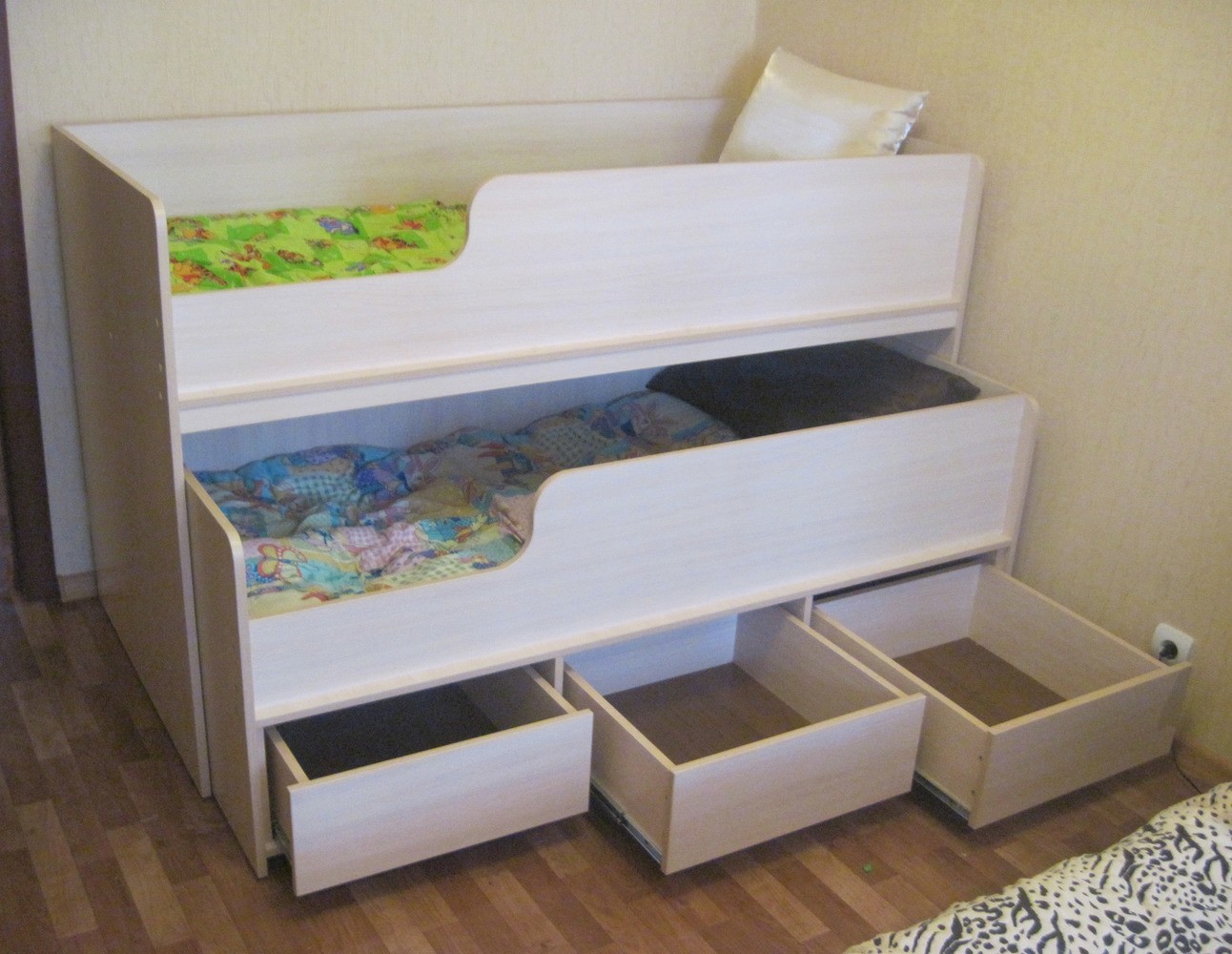 выдвижная кровать для двоих детей с бортиками и ящиками