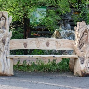 Деревянная скамейка в сказочном стиле