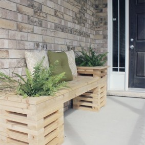 Деревянная скамейка с вазонами для растений