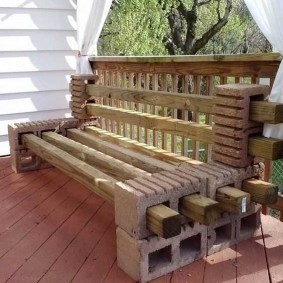 Самодельная скамейка из дерева и цементных блоков