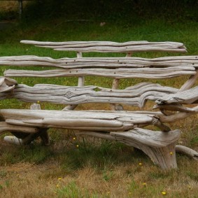 Стильная скамейка из массива дерева