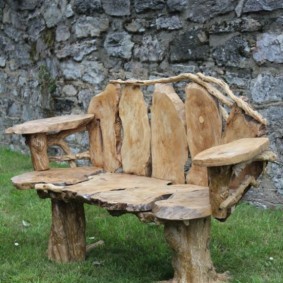 Скамейка из дерева в природном стиле