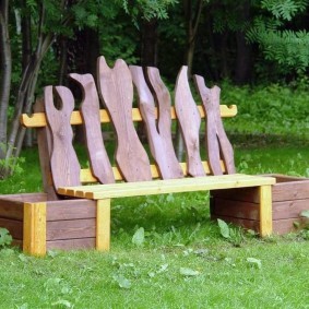 Необычная скамейка на садовом газоне