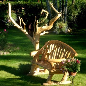 Оригинальная скамейка из веток дерева
