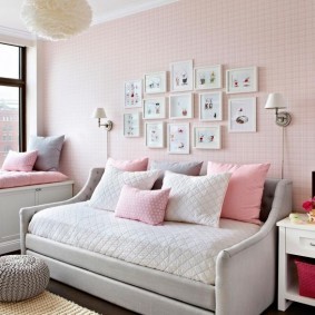 Розовые стены в комнате девочки