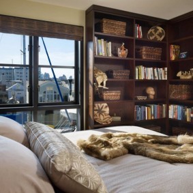 Книжные полки в интерьере спальни