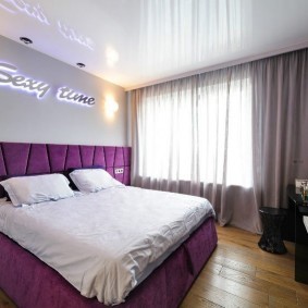 Фиолетовая кровать в светлой спальне