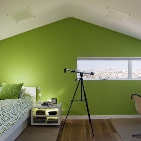 Зеленая стена в мансардной комнате