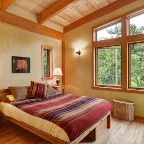 Уютная спальня с большим окном