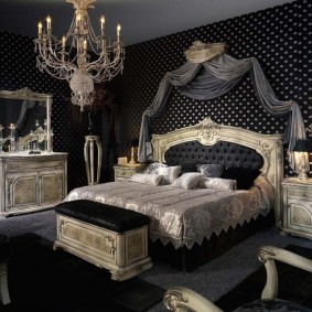 Темная спальня в стиле барокко