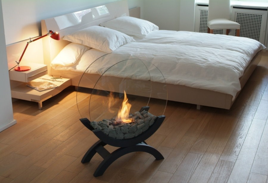 Мобильный биокамин в спальне с деревянным полом