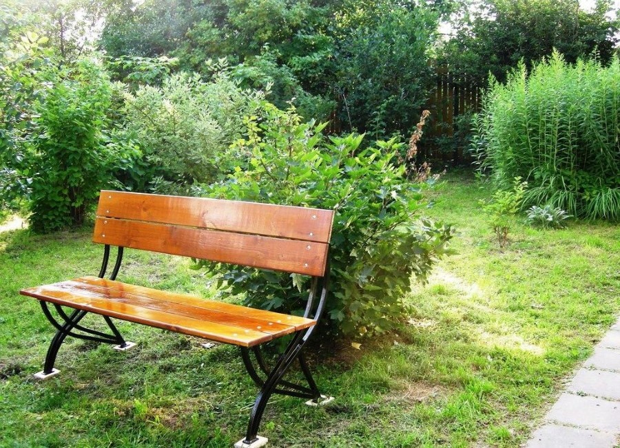 Садовая скамейка на стальном каркасе