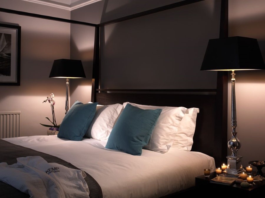 Стильные лампы на прикроватных тумбах в спальне