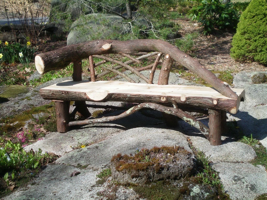 Садовая мебель из дерева, веток, пеньков и коряг (25 фото)