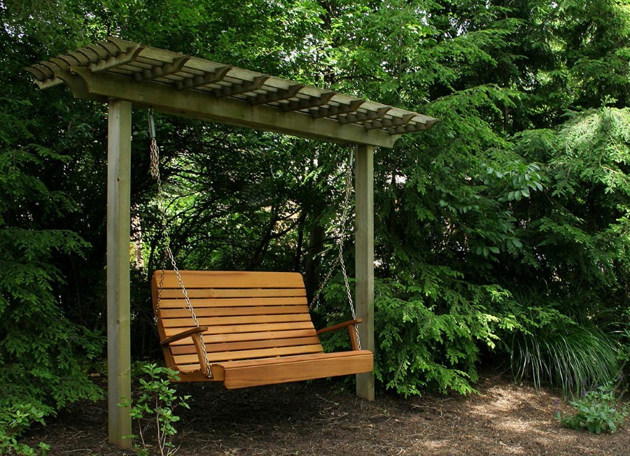 Качели-скамейка в тихом месте садового участка