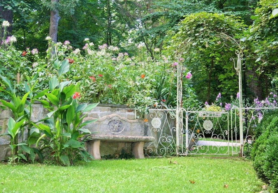 Бетонная скамейка в парадной зоне садового участка