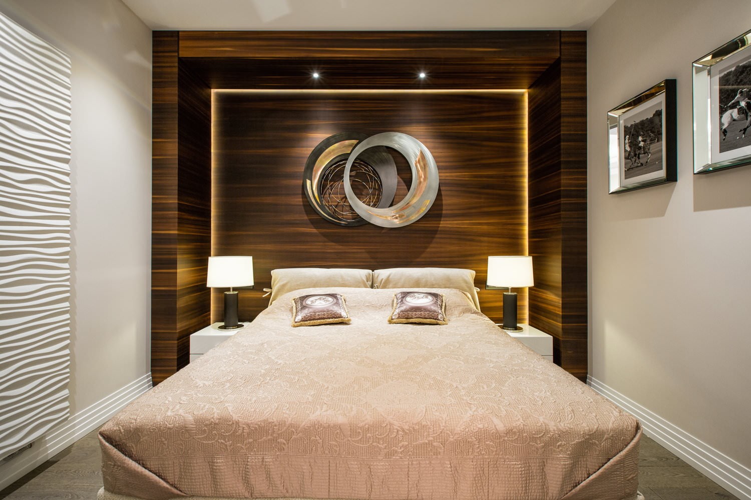 Оформление стены в спальне над кроватью в современном стиле