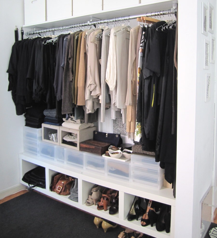 открытые шкафы для одежды в гардеробную