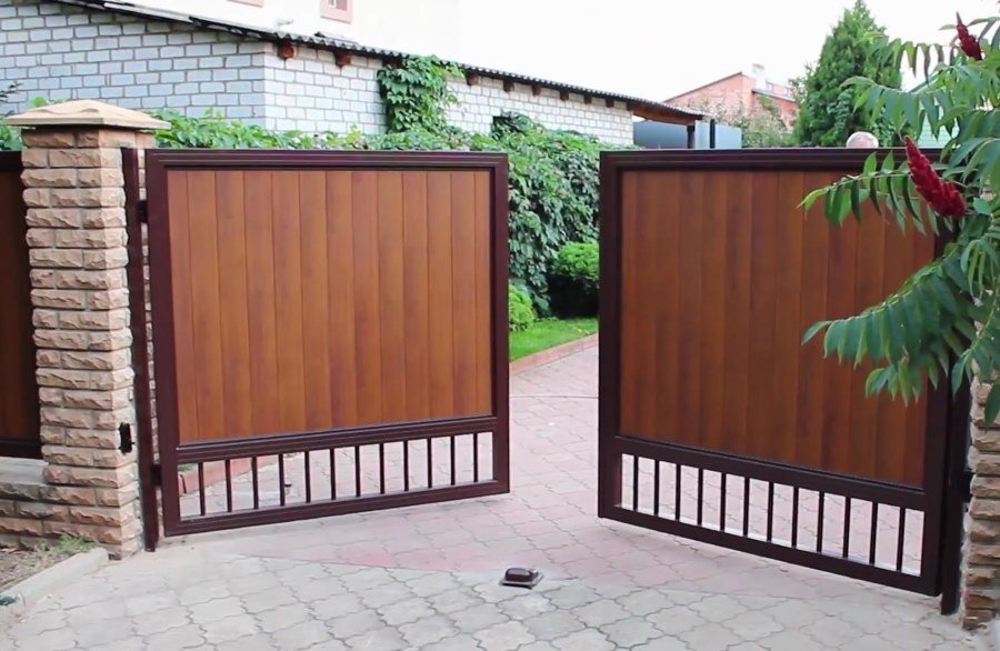 Какие ворота выбрать для частного дома?