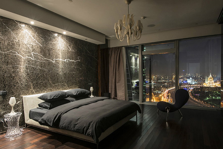 Интерьер темной спальни с панорамным окном