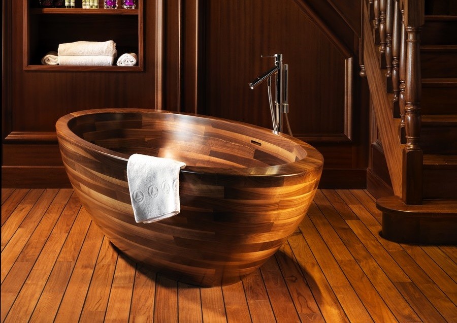 Деревянная ванна с лакированной поверхностью