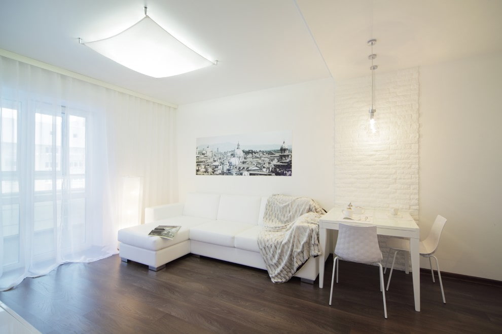 Угловой диван в гостиной с белыми стенами