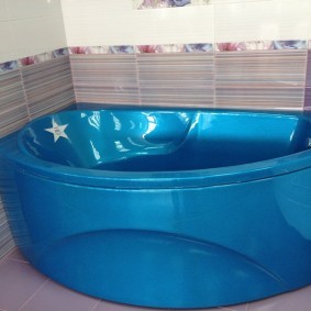 Акриловая ванна бирюзового цвета