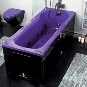 Фиолетовая ванна в черном основании