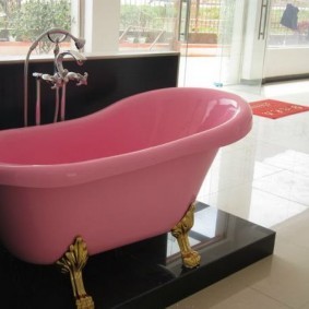 розовая чаша ванны на позолоченных ножках