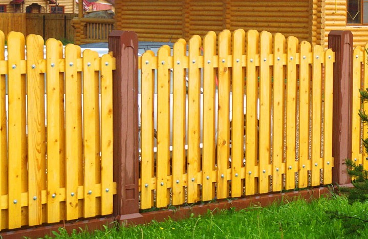 Забор из деревянного штакетника фото