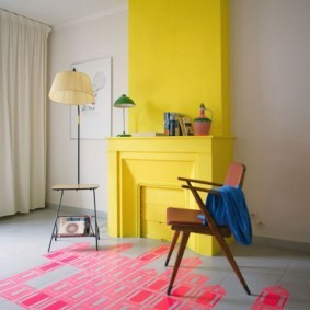 Желтый портал камина в просторной гостиной
