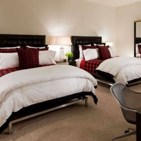 Кровати для гостей с черными спинками
