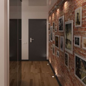 Коллекция фотографий на стене в коридоре