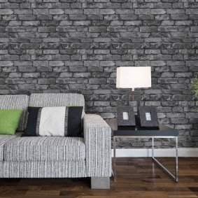 Полосатая обивка дивана серого цвета