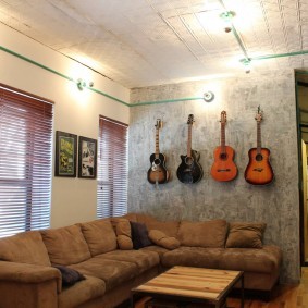 Коллекция гитар на стене комнаты для юноши
