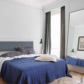 Темно-синее одеяло на широкой кровати