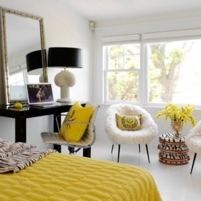 Желтое одеяло на широкой кровати