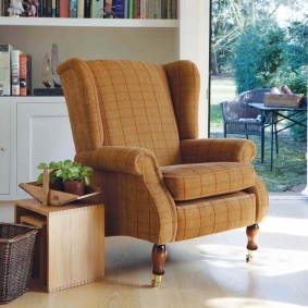 Светло-коричневое кресло в стиле ретро