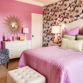 Розовые обои в комнате маленькой девочки