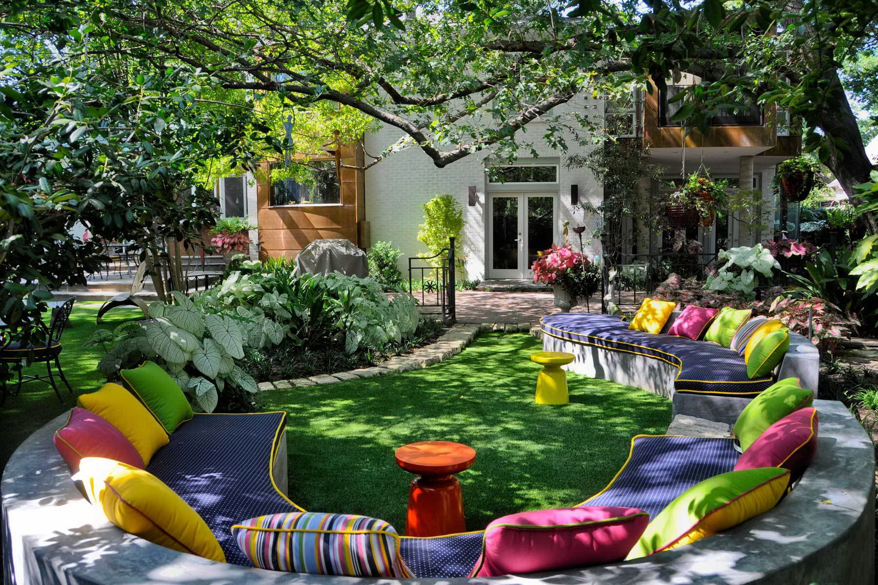 Как украсить двор: идеи, красивое оформление для двора частного дома