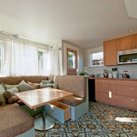 коричневый диван в гостиной идеи дизайна