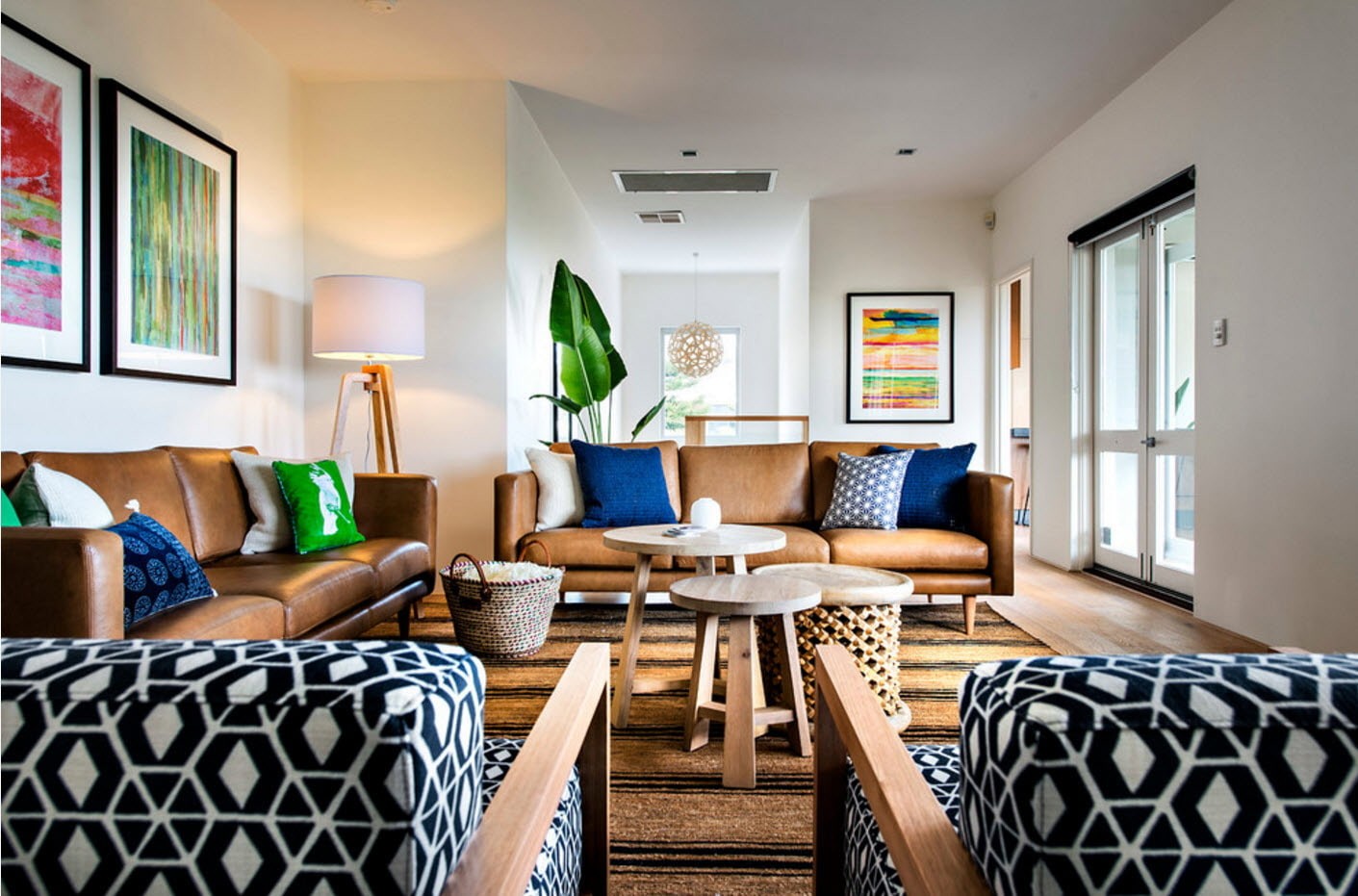 коричневый диван в гостиной фото дизайн