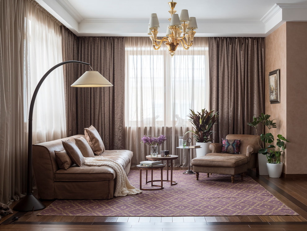 Светлая гостиная с коричневым диваном