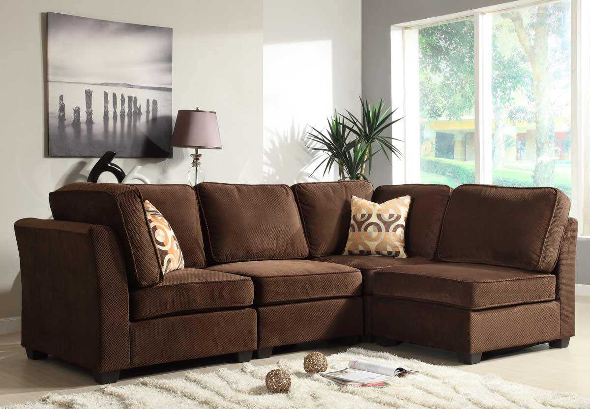 Коричневый диван в интерьере гостиной: роскошь и натуральность