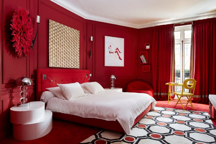 Красные стены спальни с белым потолком