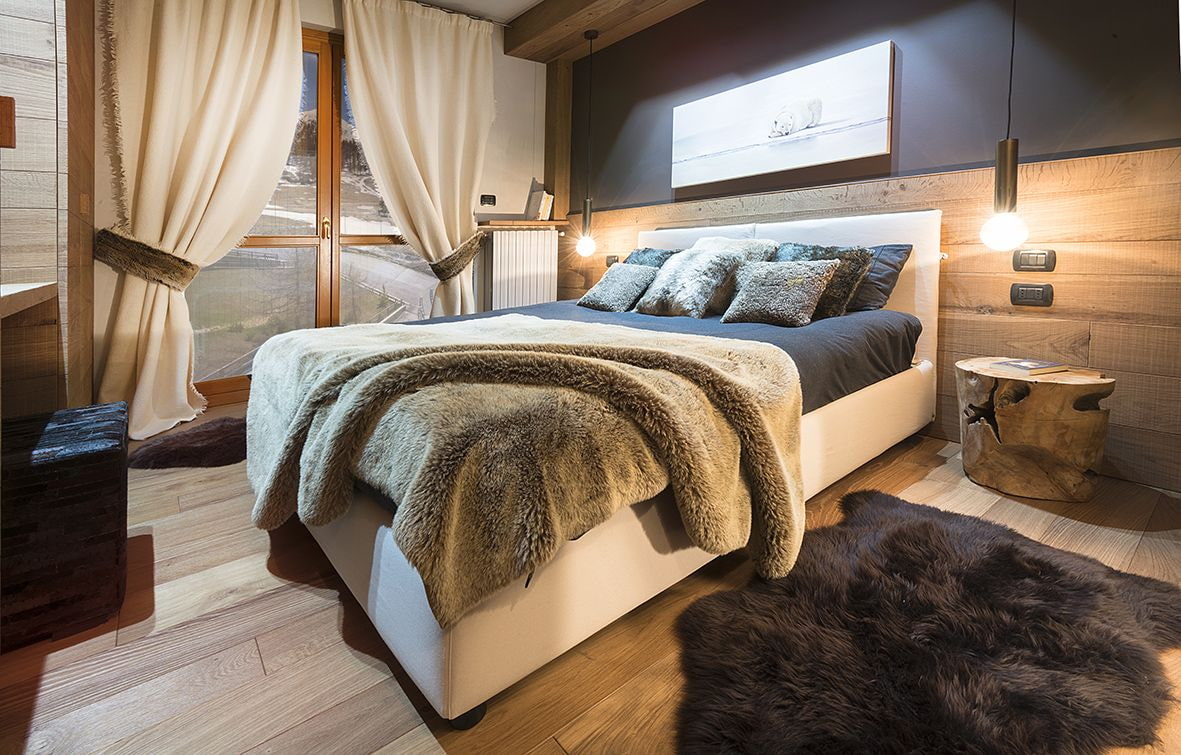 Дизайн спальни с резной кроватью
